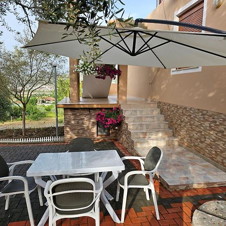 בראט Guesthouse Iljaz מראה חיצוני תמונה
