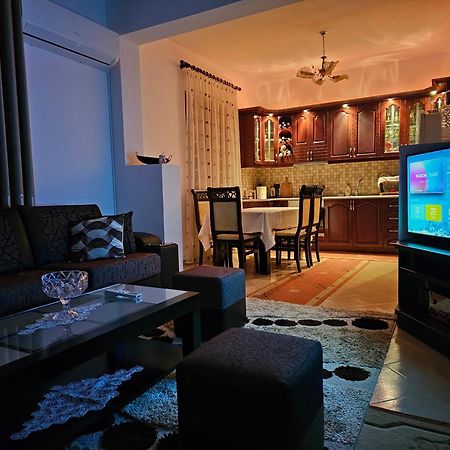 בראט Guesthouse Iljaz מראה חיצוני תמונה