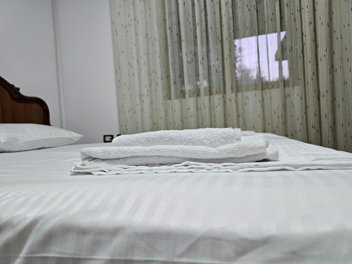 בראט Guesthouse Iljaz מראה חיצוני תמונה