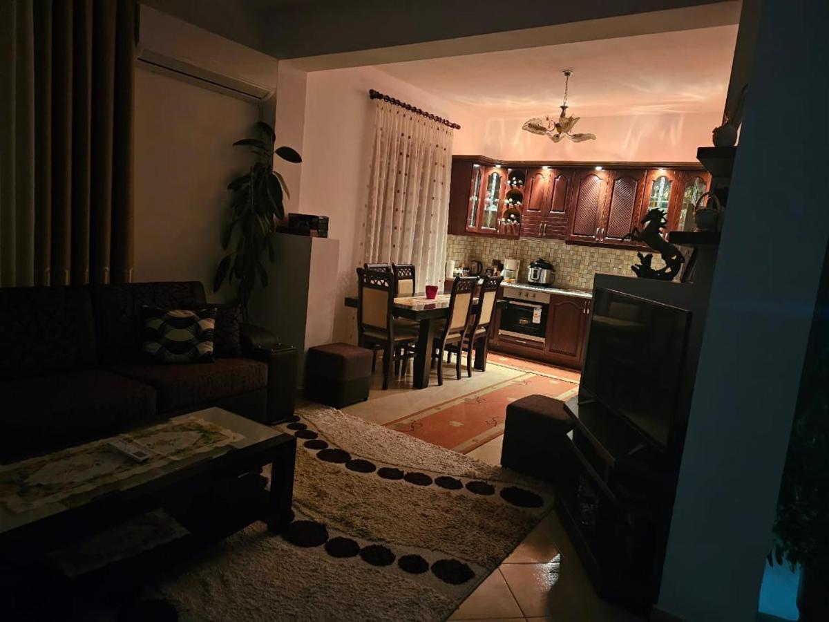 בראט Guesthouse Iljaz מראה חיצוני תמונה