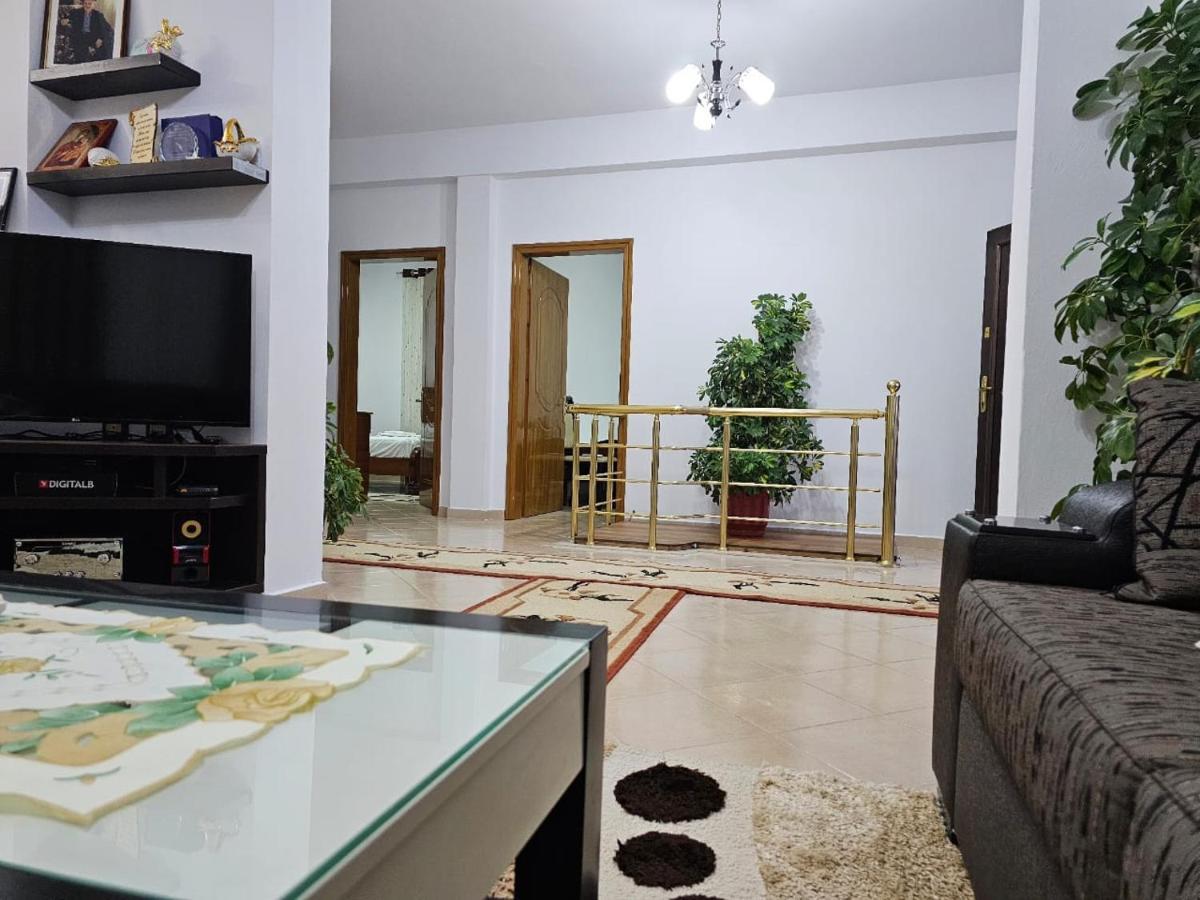בראט Guesthouse Iljaz מראה חיצוני תמונה