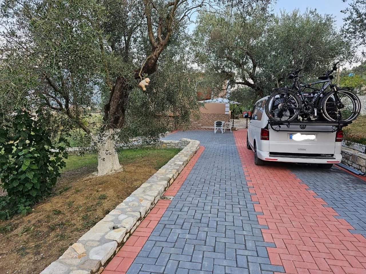 בראט Guesthouse Iljaz מראה חיצוני תמונה