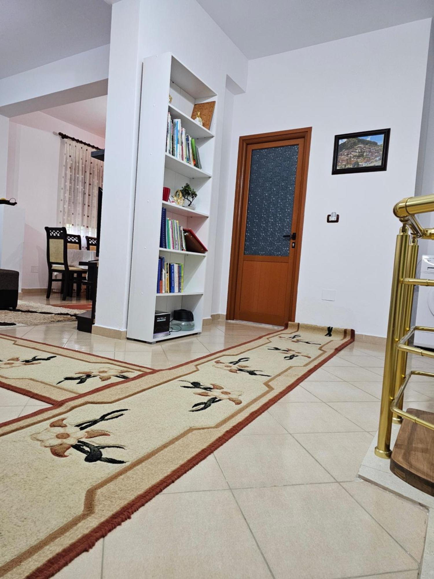בראט Guesthouse Iljaz מראה חיצוני תמונה