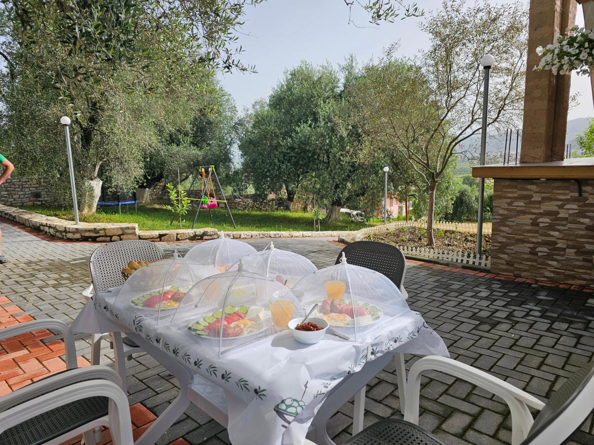בראט Guesthouse Iljaz מראה חיצוני תמונה
