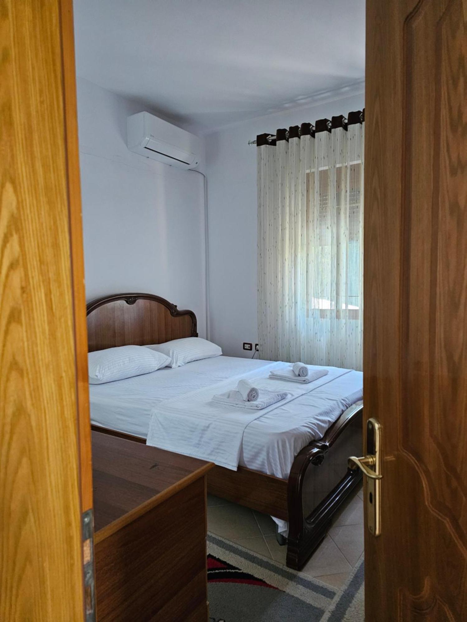 בראט Guesthouse Iljaz מראה חיצוני תמונה