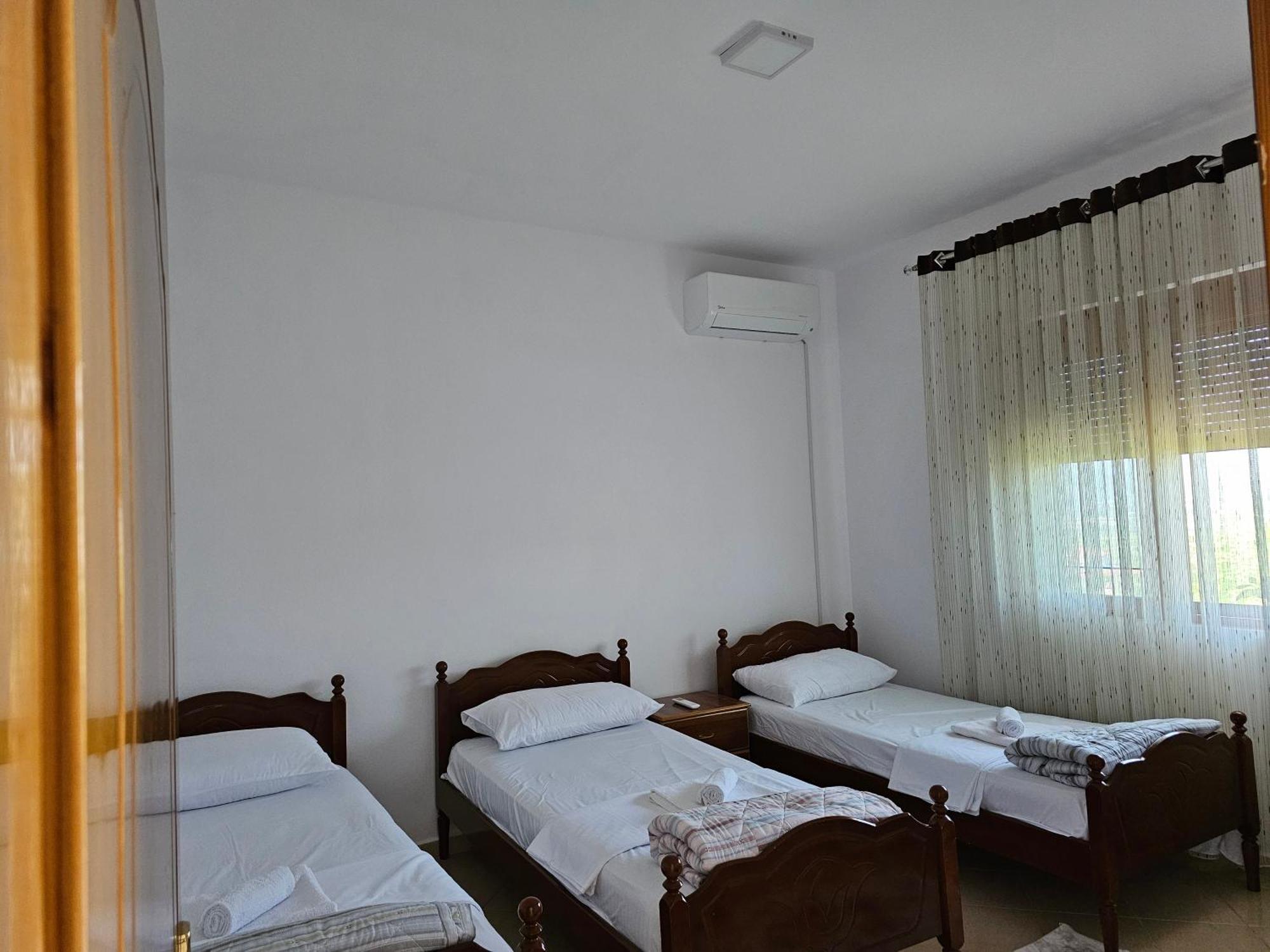 בראט Guesthouse Iljaz מראה חיצוני תמונה