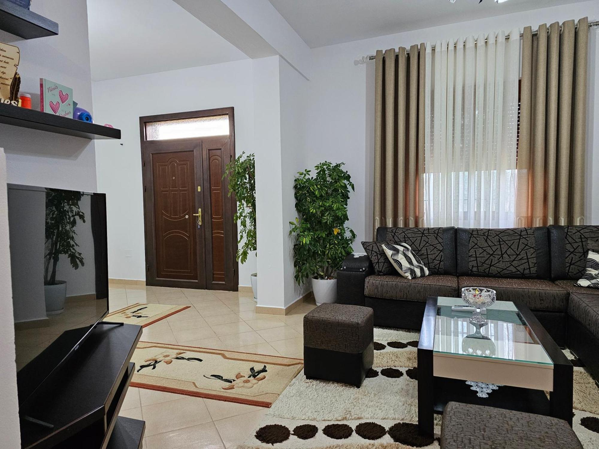 בראט Guesthouse Iljaz מראה חיצוני תמונה
