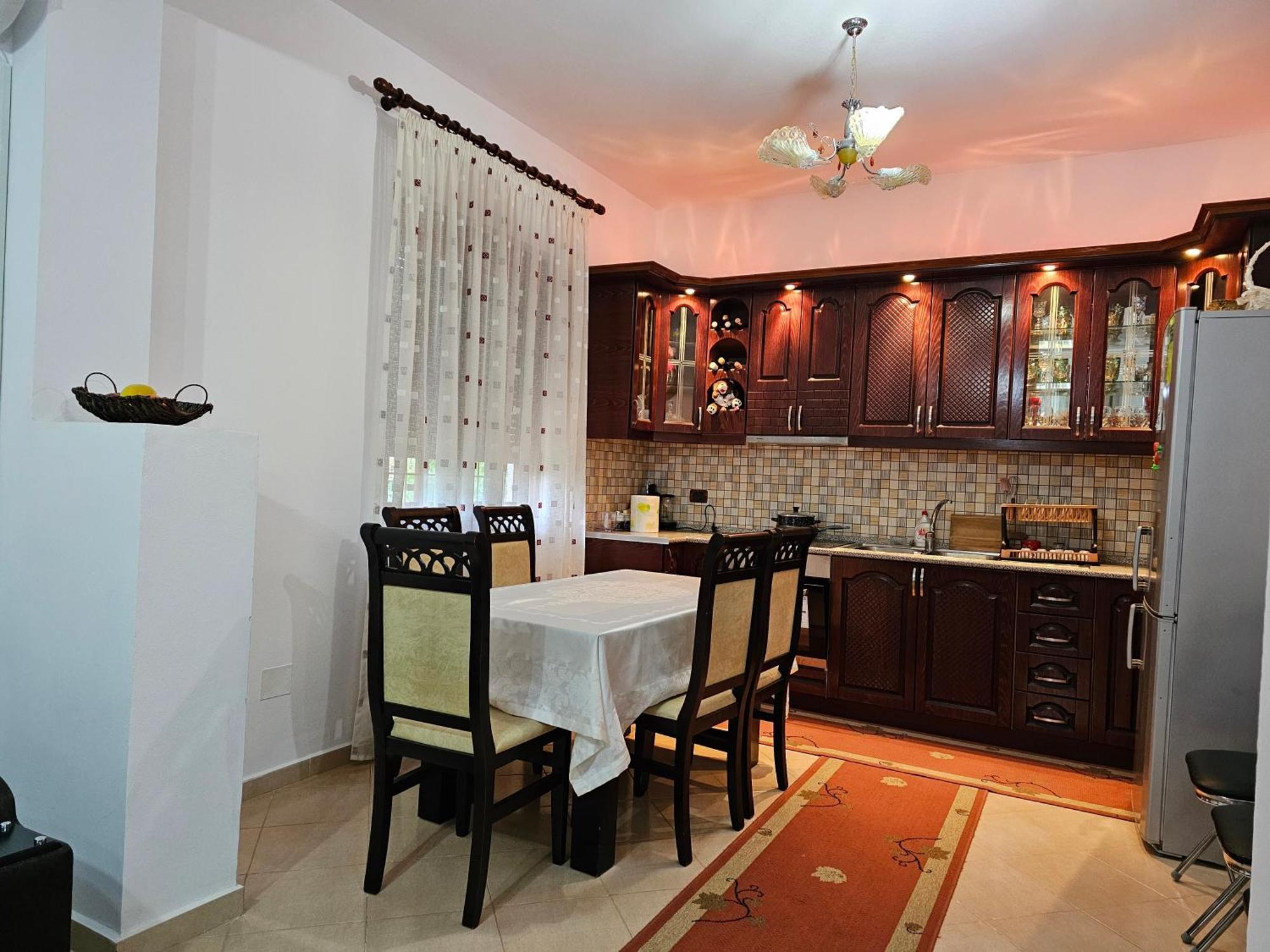 בראט Guesthouse Iljaz מראה חיצוני תמונה