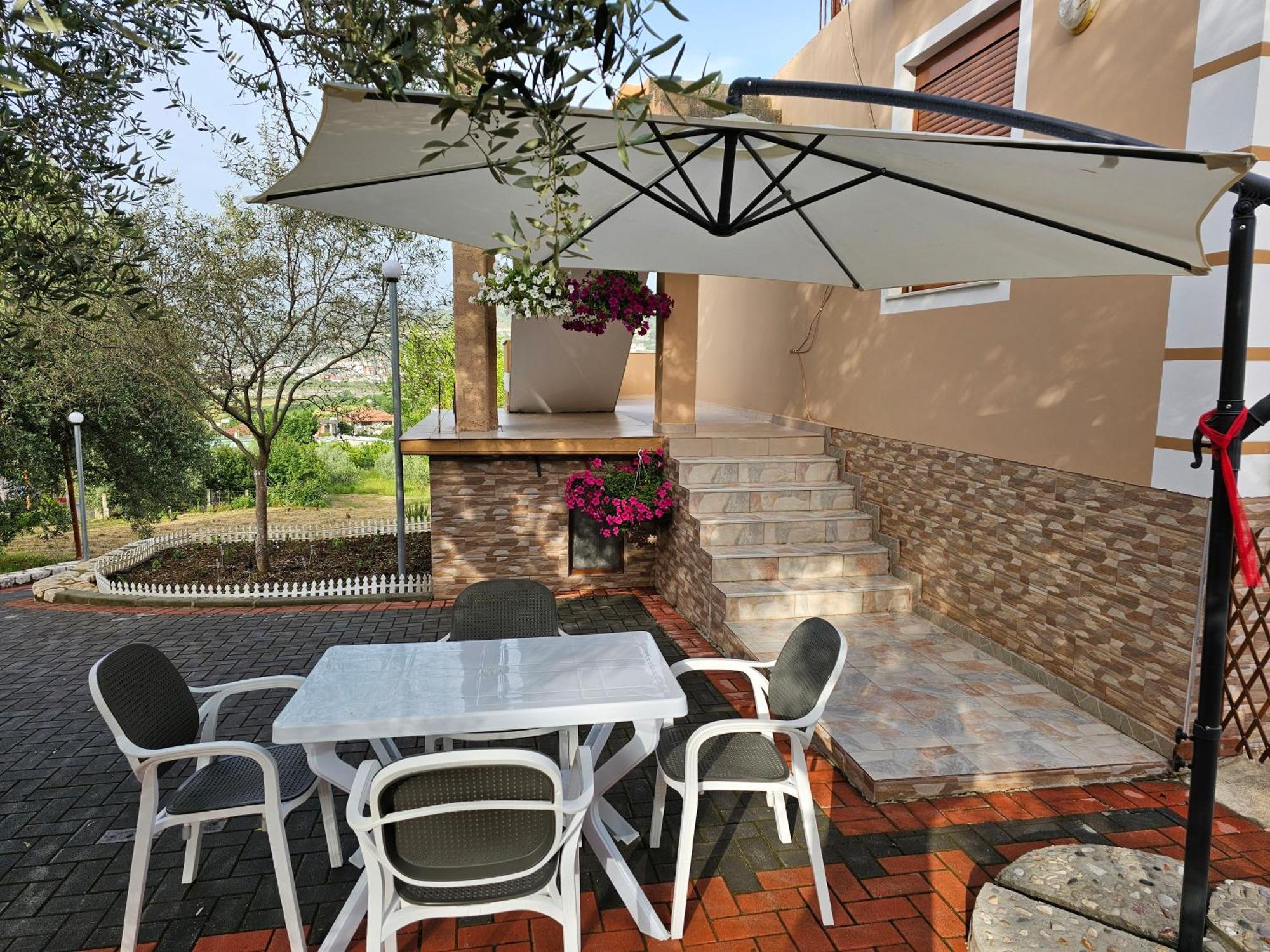 בראט Guesthouse Iljaz מראה חיצוני תמונה
