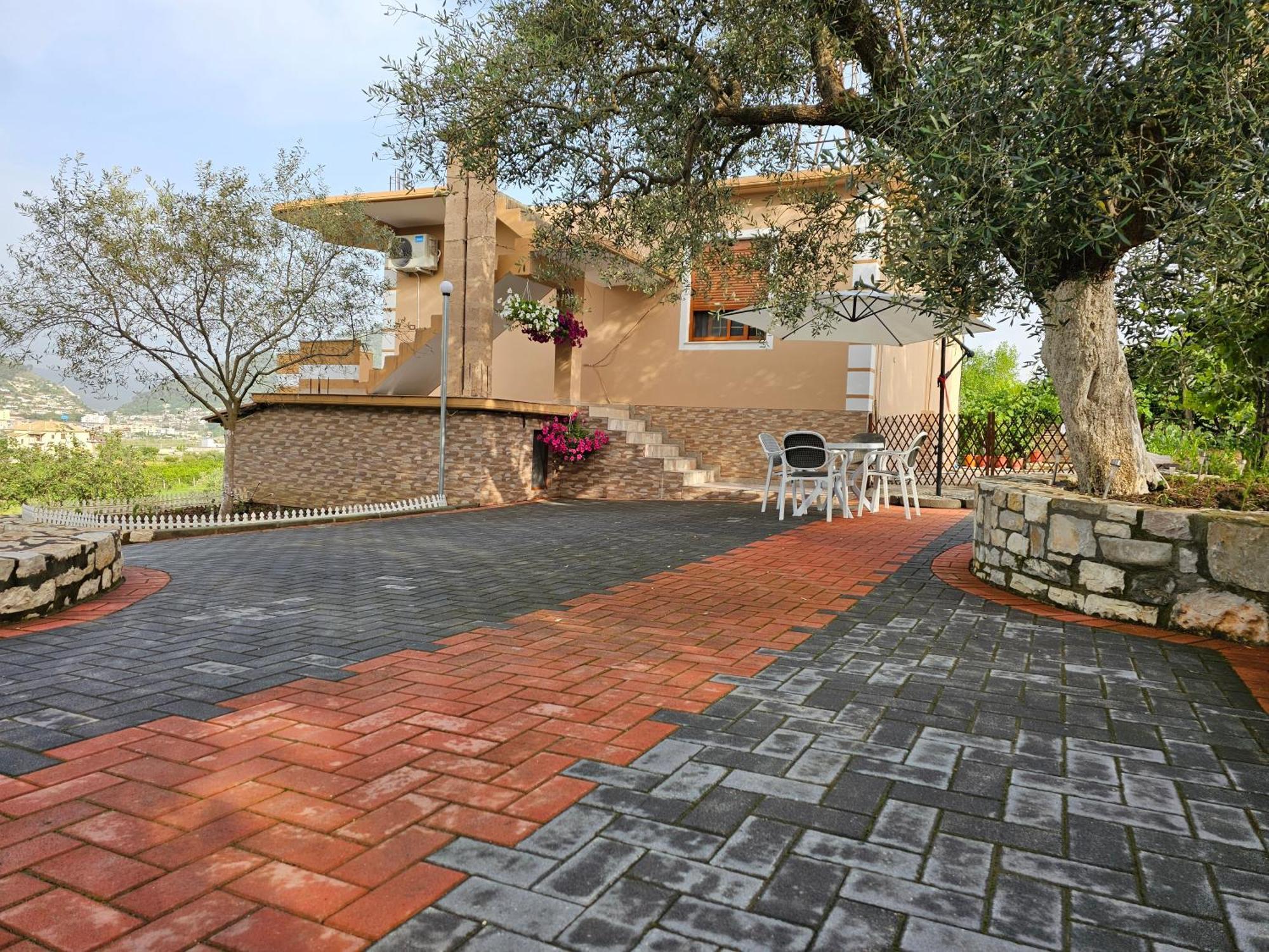 בראט Guesthouse Iljaz מראה חיצוני תמונה