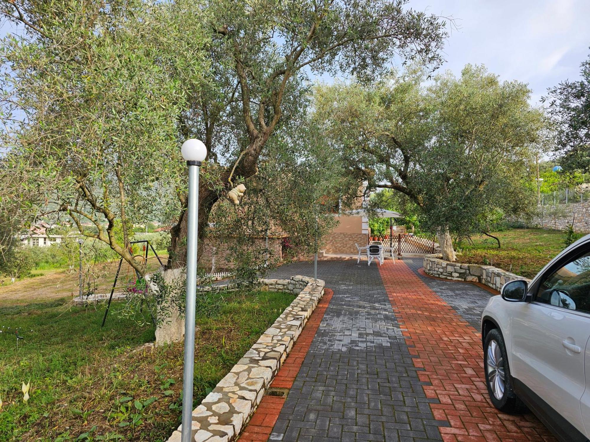 בראט Guesthouse Iljaz מראה חיצוני תמונה